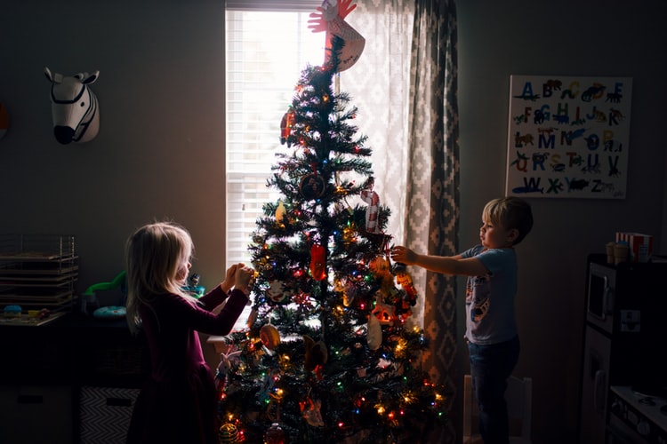 SIMBOL BLAGDANA Tko je okitio prvo božićno drvce?