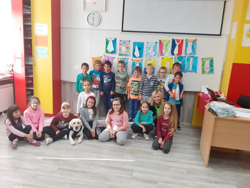 MALI ZELENI Učenicima 2.c svakog dana društvu u razredu pravi - pas Luna!