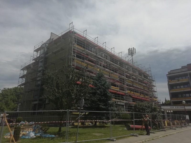 DRAMA Prijetio da će skočiti sa zgrade Doma za starije!