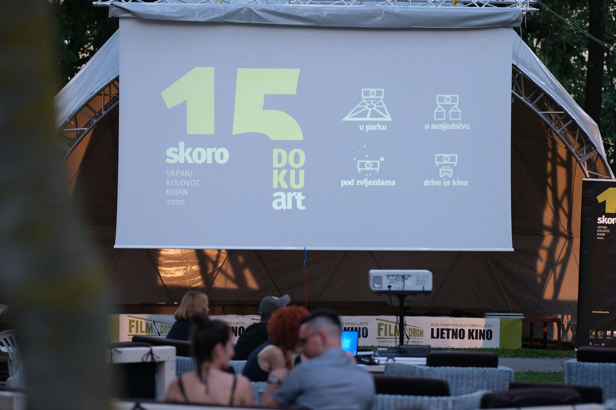 SKORO 15. DOKUART Sjajni filmovi za vikend u gradskim dvorištima