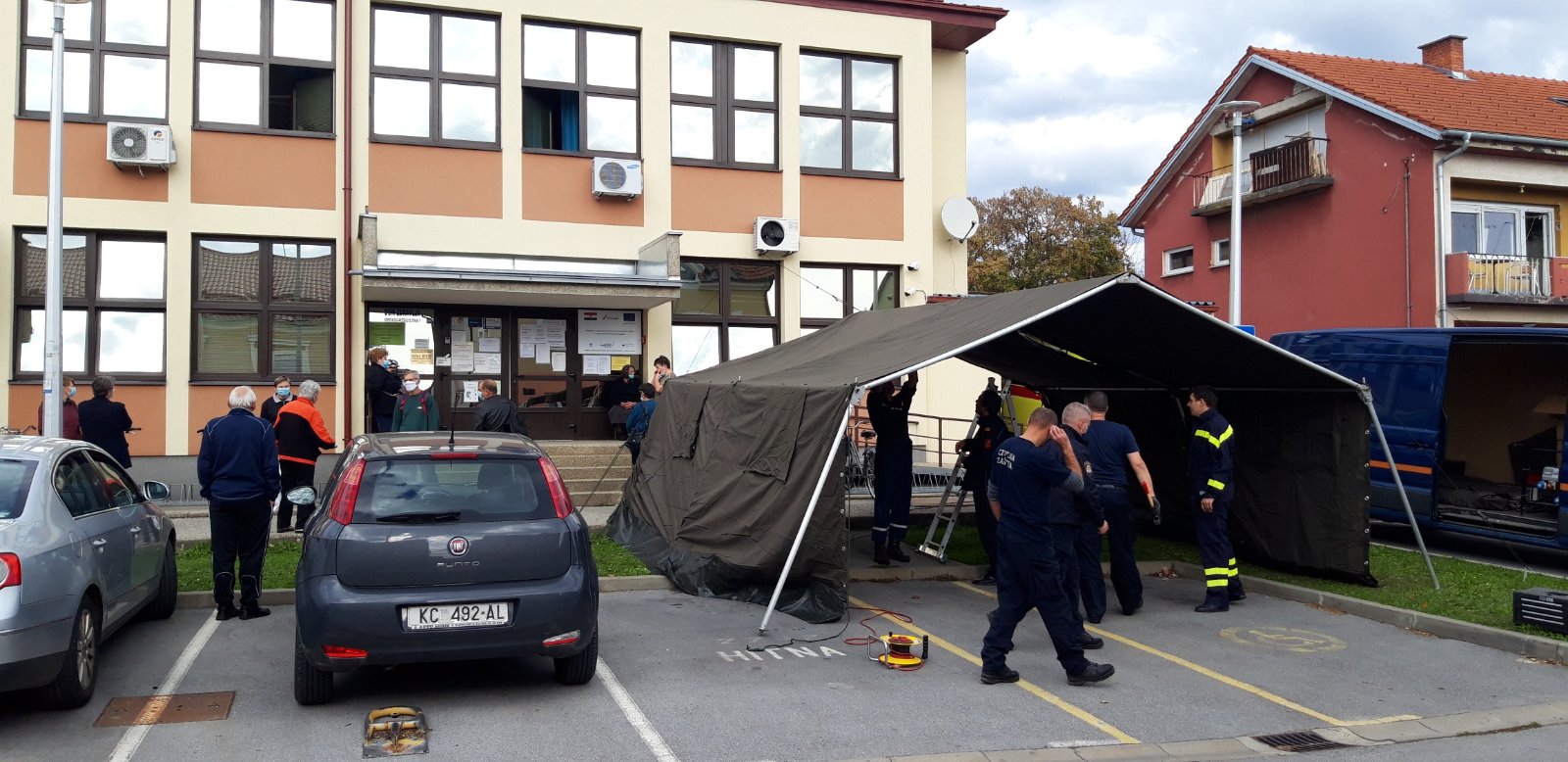 NOVO Postavljeni šatori ispred Domova zdravlja u dva grada