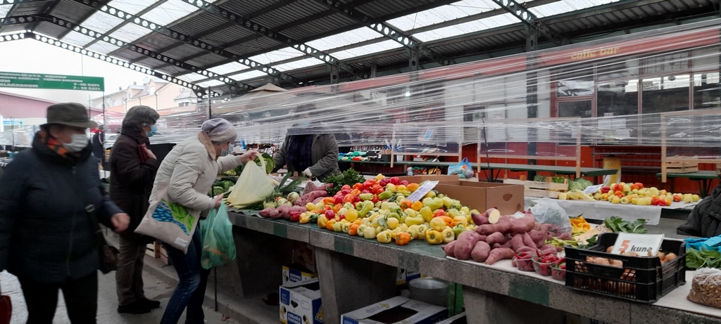 OMILJENO MJESTO Živa atmosfera i danas je bila na gradskom placu