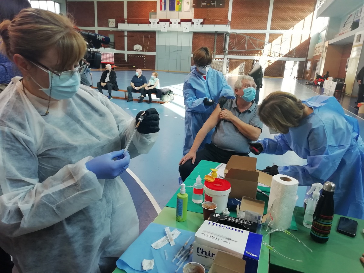 Što kad necijepljena medicinska sestra zarazi pacijenta? Tko će platiti odštetu?