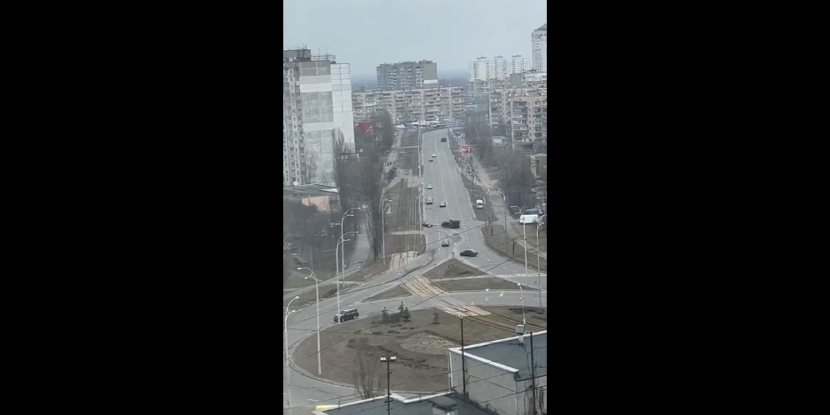 [VIDEO] Oklopno vozilo pregazilo automobil u pokretu, uslijedilo čudo!
