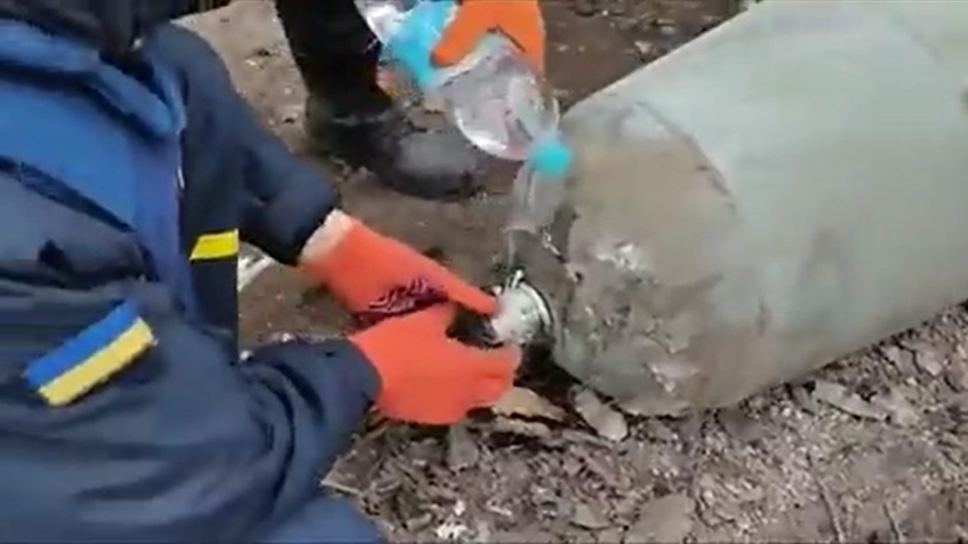 [VIDEO] Ukrajinci deaktivirali rusku bombu golim rukama