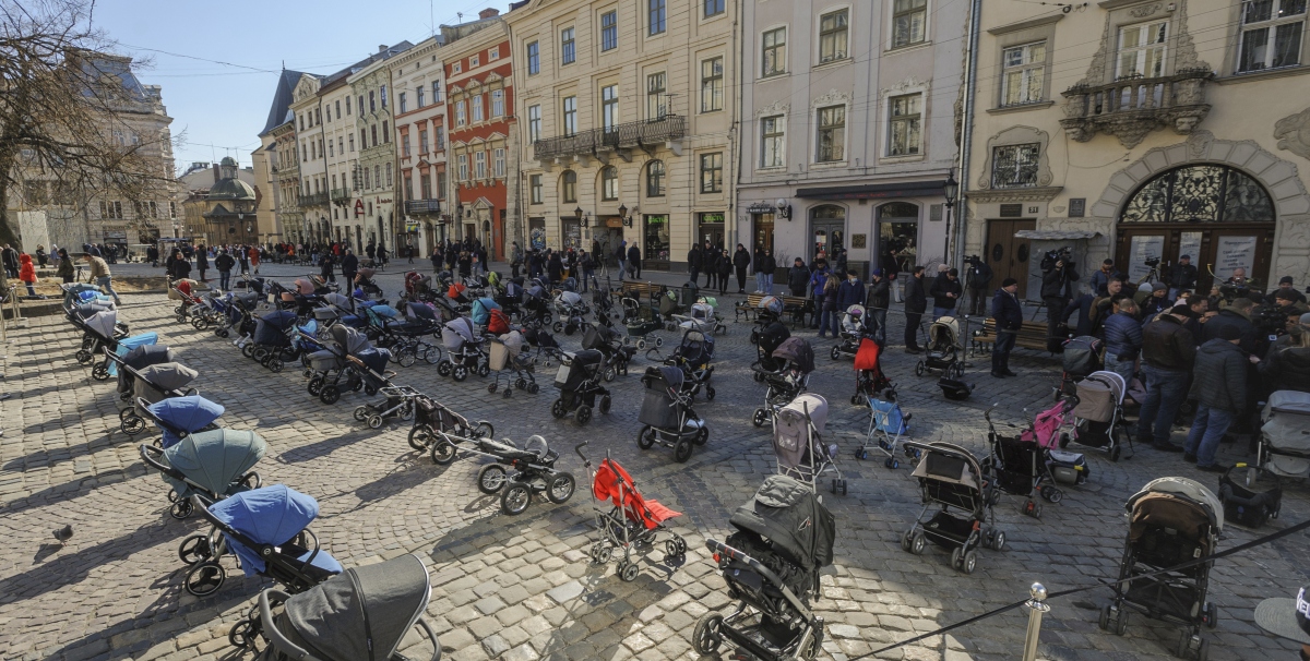 109 dječjih kolica u Lavovu u spomen na djecu žrtve ruskih napada