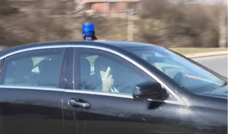 [VIDEO] Milorad Dodik novinarima pokazao srednji prst