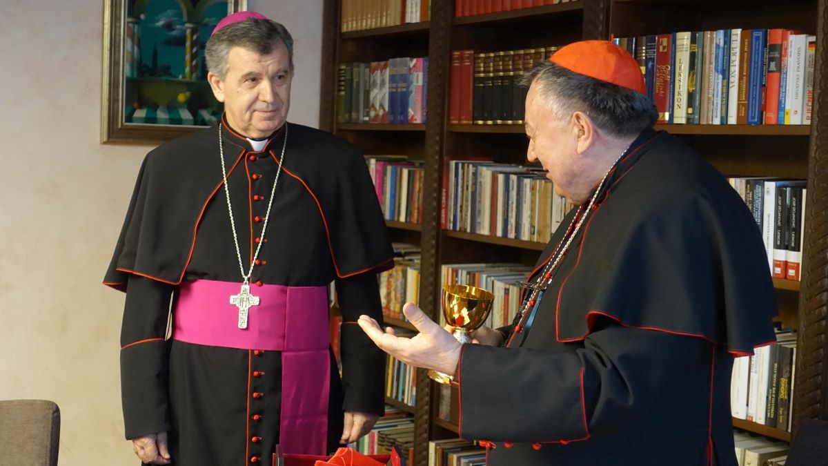 Kardinal Puljić u mirovinu, ustoličen novi vrhbosanski nadbiskup