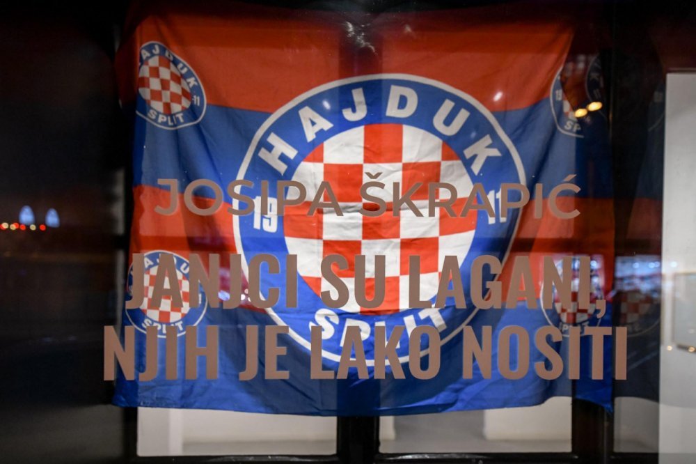 Bad Blue Boysi upali na izložbu i odnijeli Hajdukovu zastavu iz izloga galerije