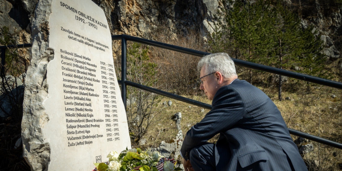Američki veleposlanik odao počast žrtvama ratnih zločina Armije BiH