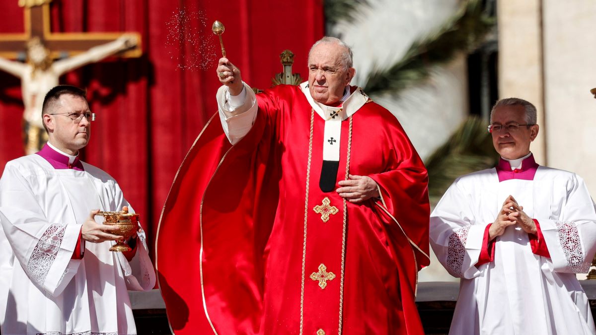 Papa poljubio ukrajinsku zastavu iz Buče, pozvao na uskrsno primirje