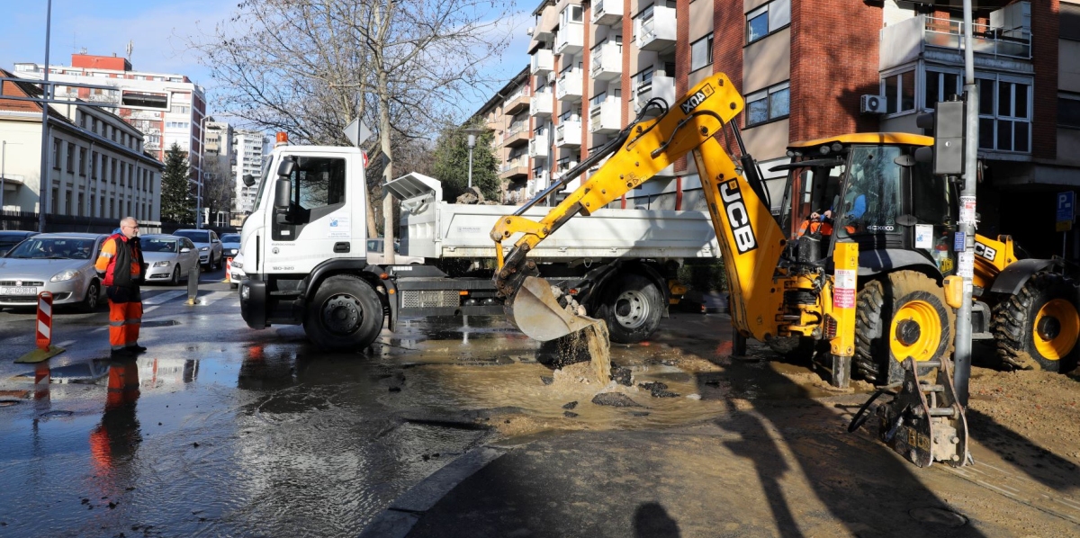 U metropoli ponovno pucaju cijevi i poplavljuju raskrižja, stradalo jedno od najprometnijih