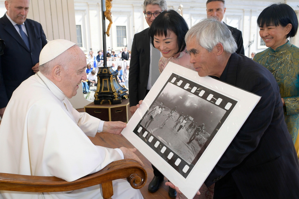 Papa na dar dobio jednu od najpotresnijih fotografija u povijesti