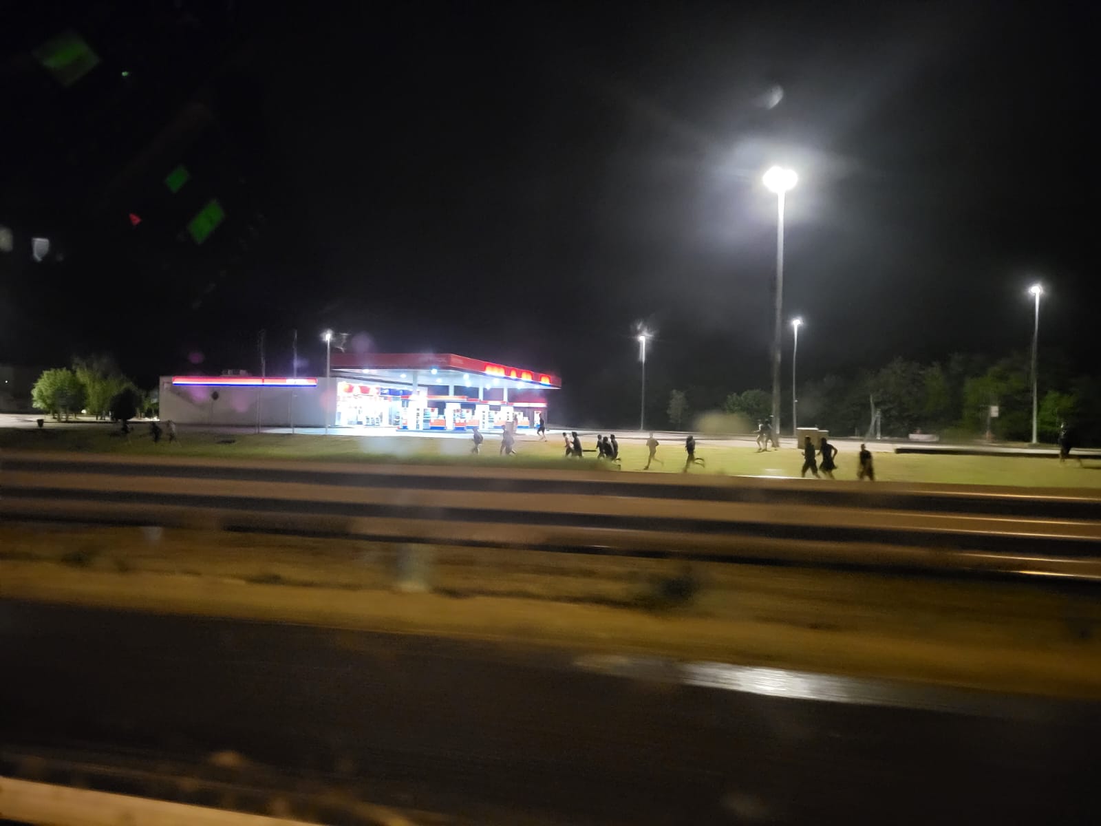 Torcida napala policiju, u pucnjavi vatrenim oružjem ozlijeđene dvije osobe