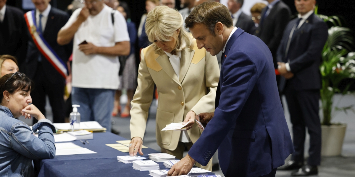 Macronova koalicija „za dlaku” bolja u prvom krugu izbora