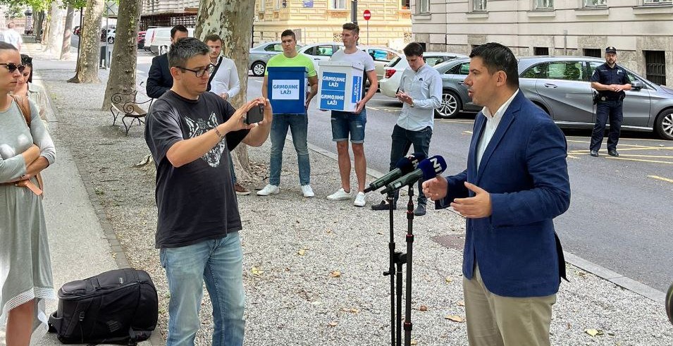 Dok Grmoja proziva državu za korupciju, na istoj presici on prozvan kao lažljivac