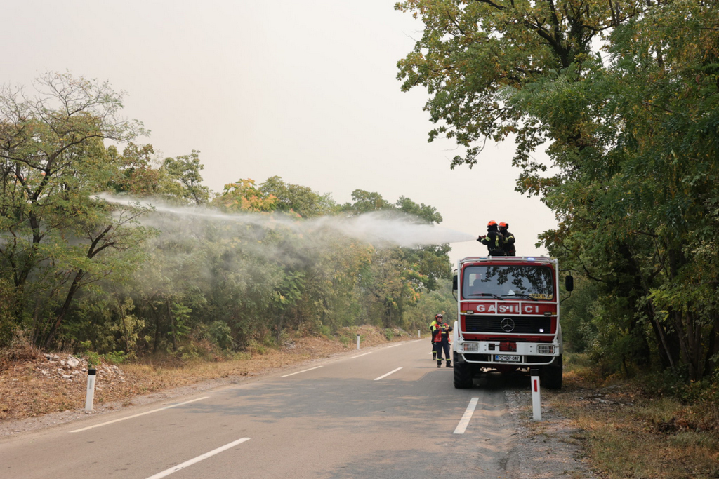 Unatoč naporu 800 vatrogasaca, na Krasu i dalje gori, Slovenci s nadom gledaju u nebo