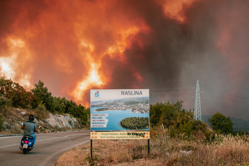 Vatrena stihija guta kuće, na terenu kanaderi, 150 vatrogasaca i vojska