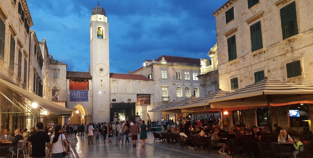 Šetali Stradunom u kupaćim kostimima, komunalni redari naplatili im kaznu