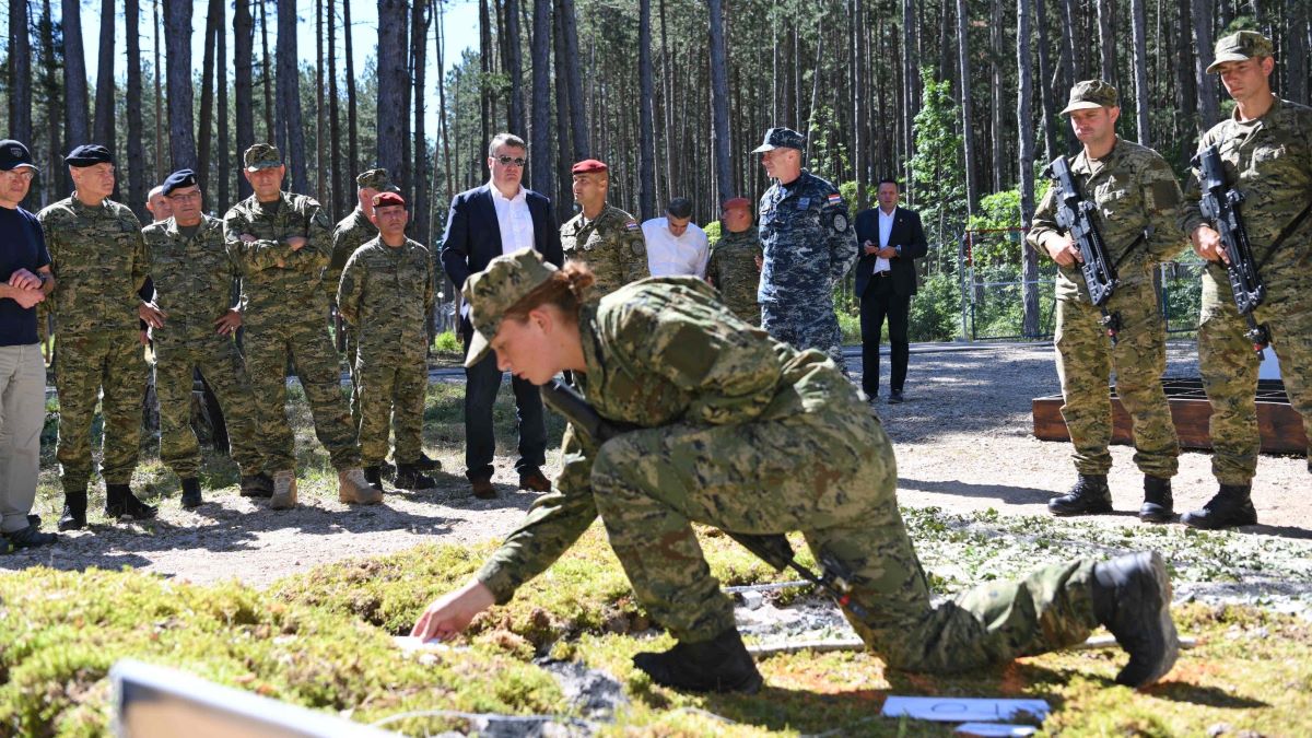 Milanović u Udbini pratio zajedničku vježbu pripadnika specijalnih snaga hrvatske i američke vojske