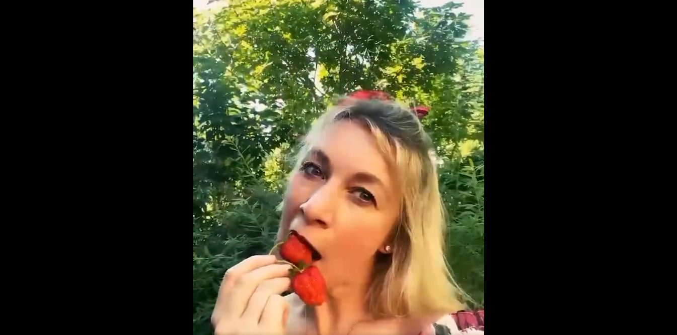 [VIDEO] Putinova suradnica pokušava biti seksi dok jede jagode, komentari su brutalni