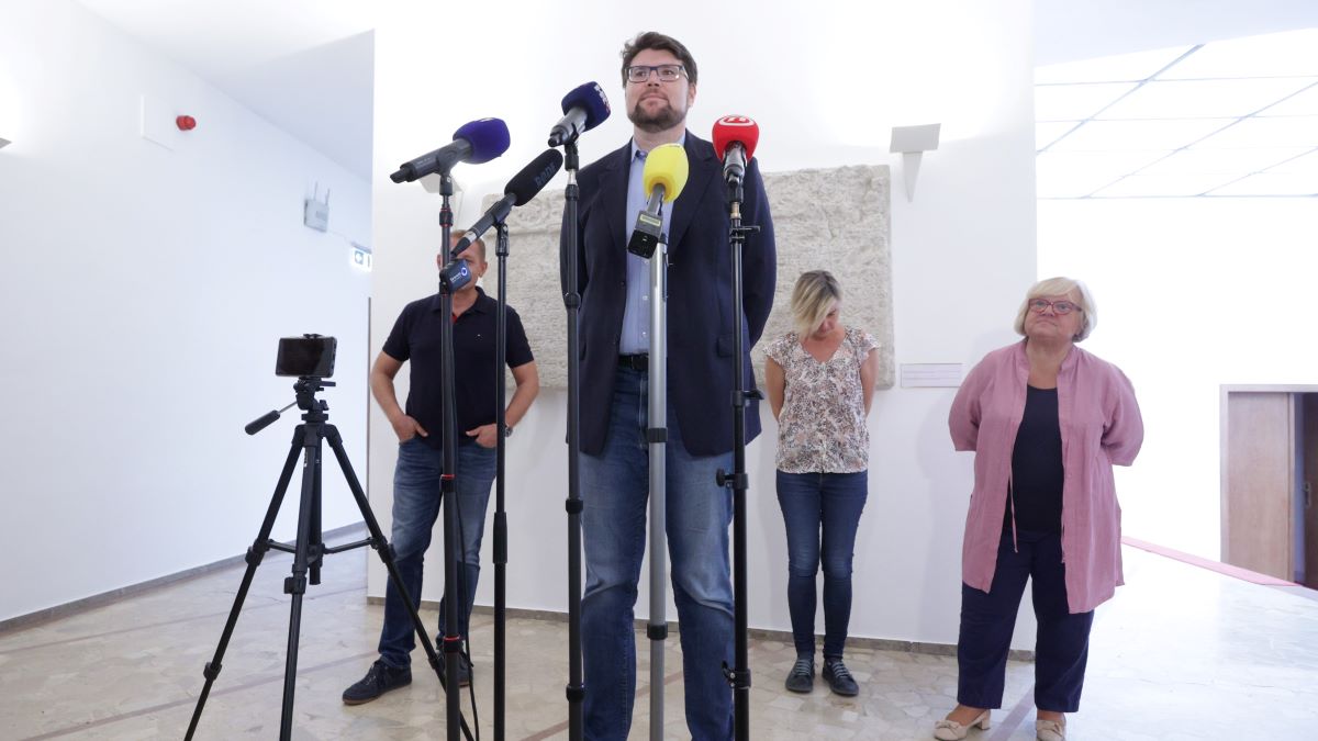 Zbog 'bande u Ini', oporba traži razrješenja i ostavke na svim razinama, do Vlade