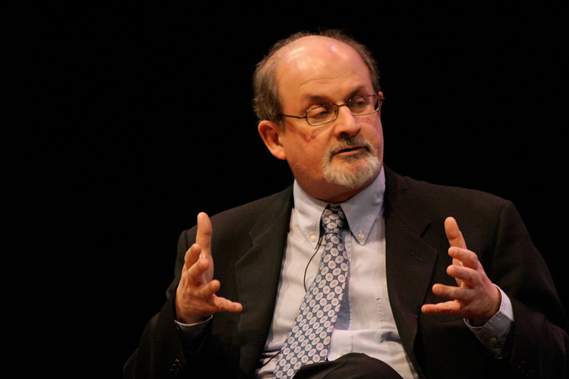 Rushdie i dalje kritično, napadač izveden na sud