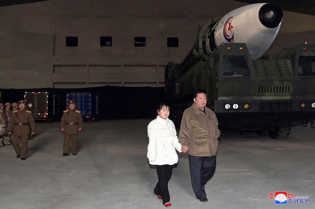 Kim Jong Un pokazao nasljednicu, djevojčicu poveo na lansiranje ubojite rakete