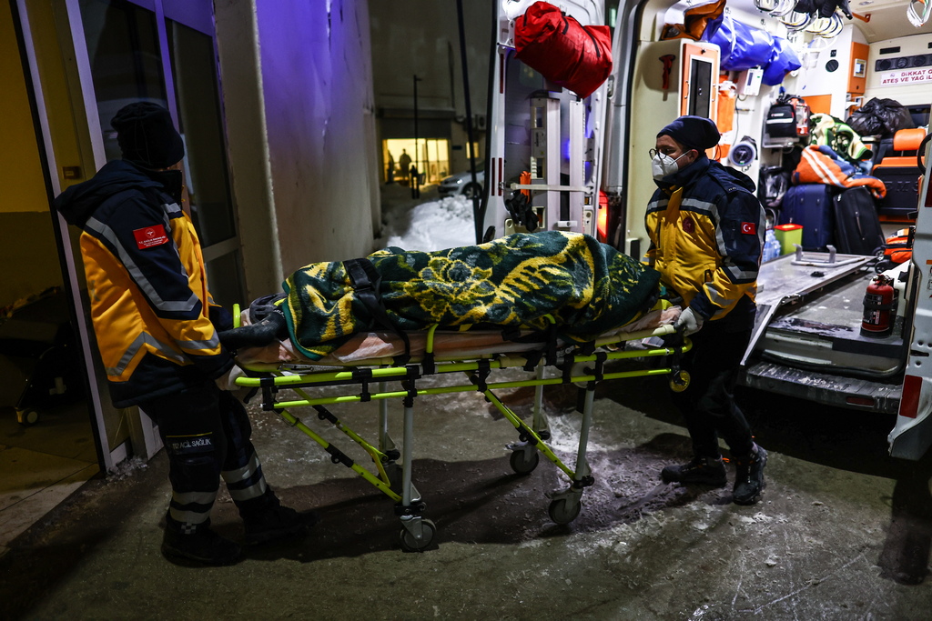 Iza spasilaca još jedna teška noć, broj žrtava blizu devet tisuća