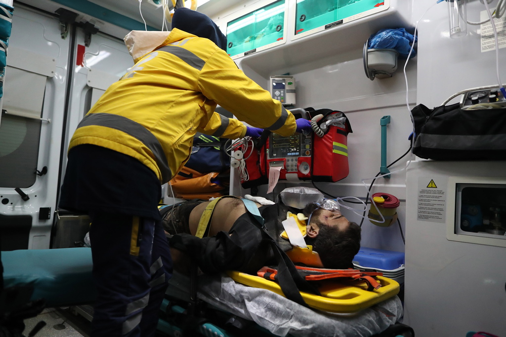 Spasilačke službe ne posustaju, još ima živih pod ruševinama