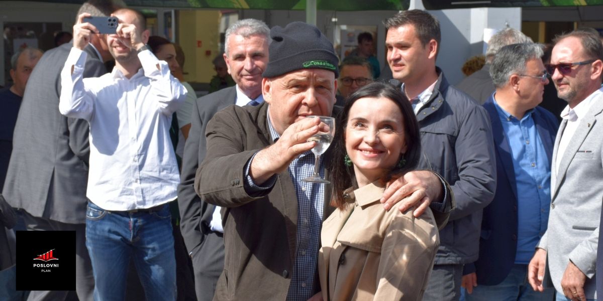 [FOTO] Ministrica Vučković u obilasku sajma nije mogla pobjeći od zagrljaja