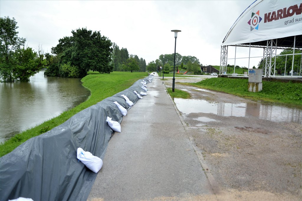 Opsadno stanje na karlovačkom području, očekuje se vrhunac vodenog vala