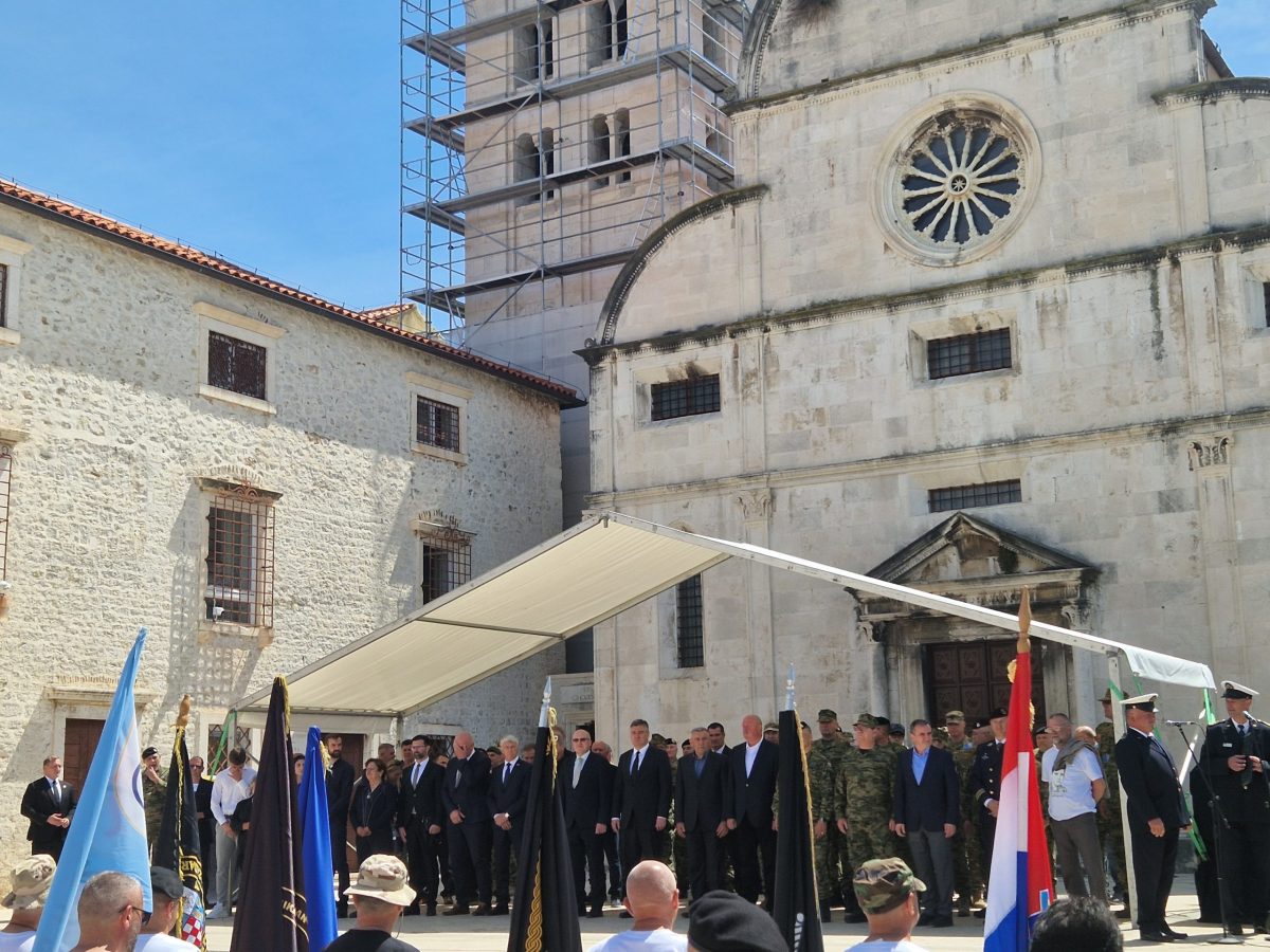 Predsjednik Milanović odlikovao Središte za obuku dočasnika Redom bana Jelačića u Zadru