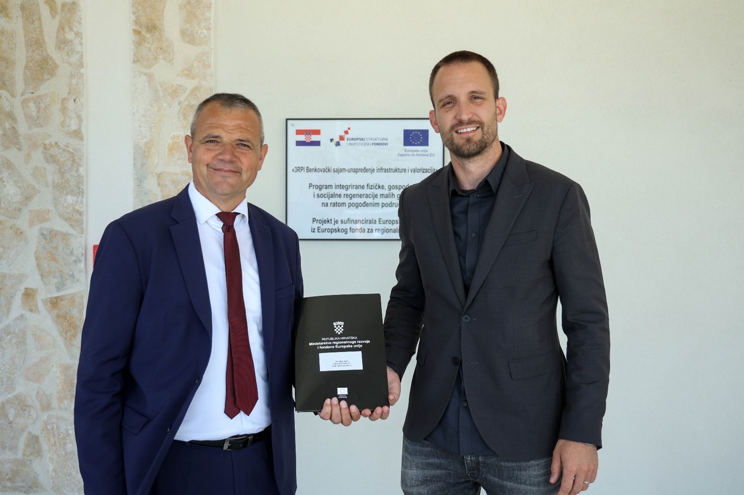 Šime Erlić gradonačelniku Tomislavu Buliću uručio ugovor za sredstva potpore za EU projekt "Dom kulture Benkovac"