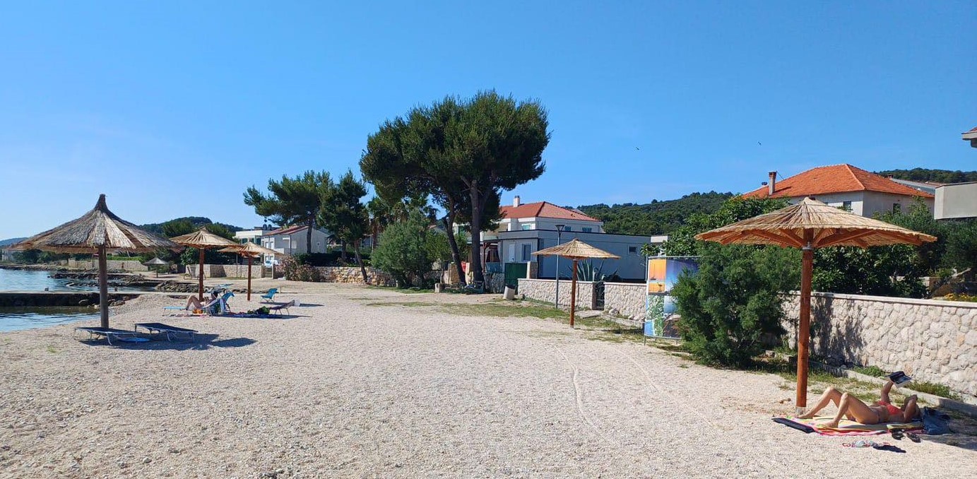Općina Pašman postavila 80 novih suncobrana na plažama diljem otoka