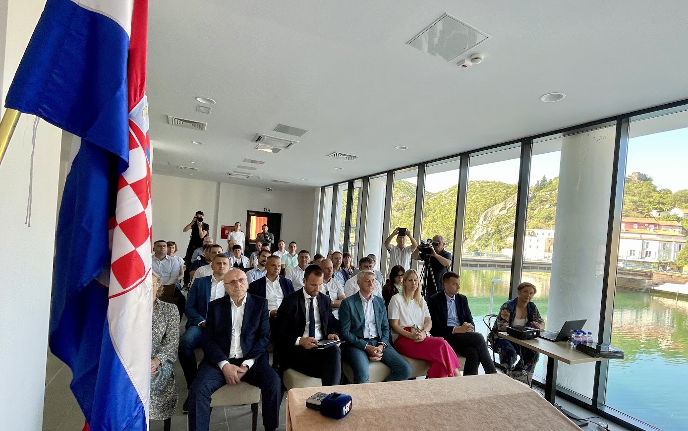 Ministar Erlić u Obrovcu uručio 10 ugovora za ulaganja u škole i vrtiće te kulturnu, komunalnu, prometnu i društvenu infrastrukturu