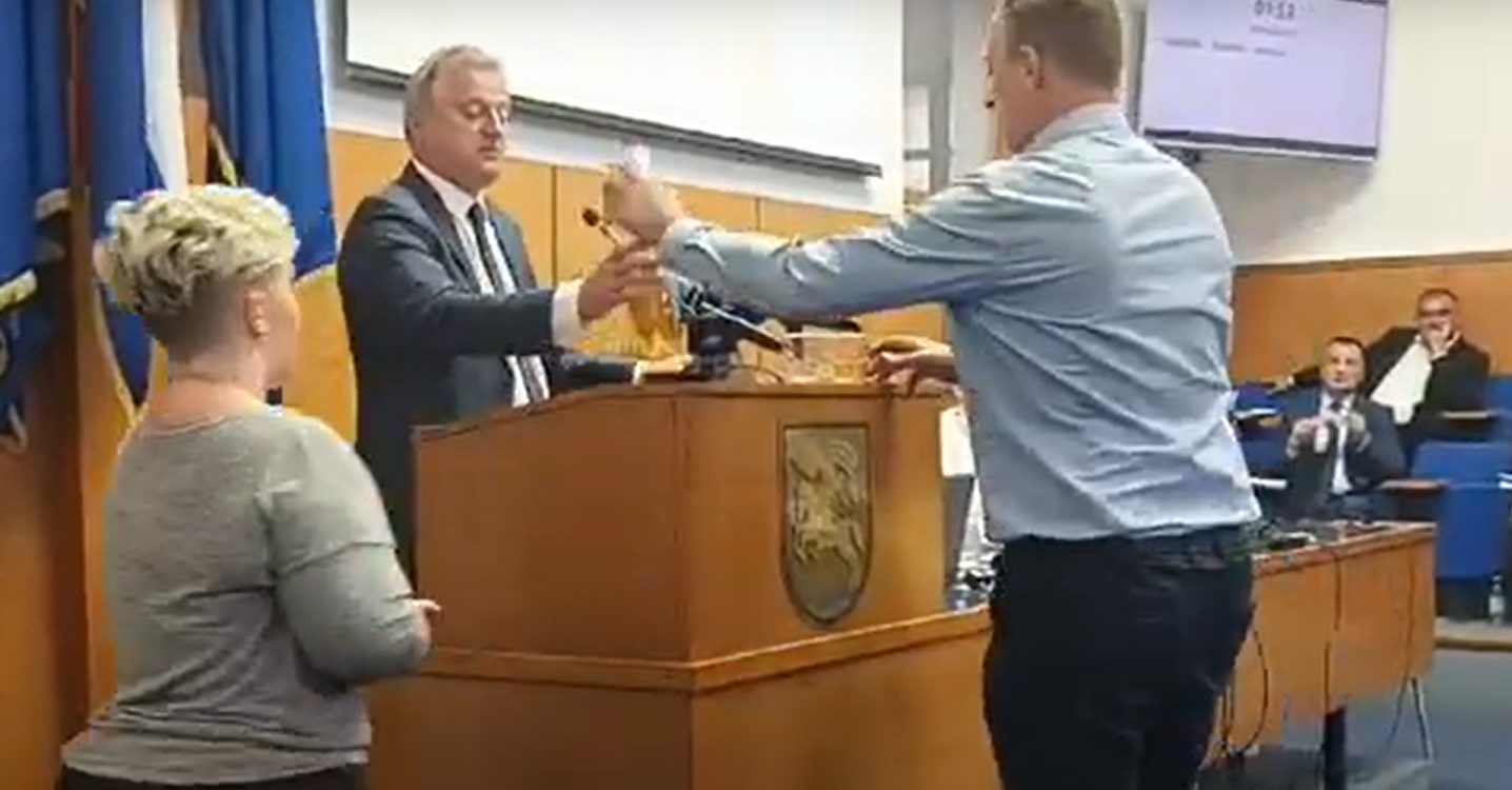 Rubeša u vijećnicu donio vodu iz kožinskih slavina; Jednu čašu je otpio, a drugu u ovom "vodvoboju" ponudio gradonačelniku Dukiću