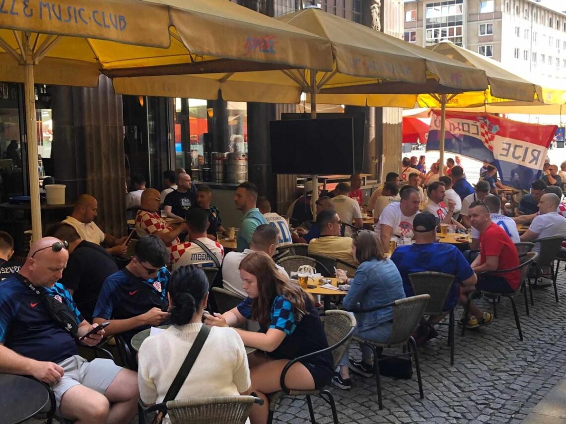 Crveno-bijele kockice preplavile Leipzig: Hrvatski navijači spremni za utakmicu protiv Italije
