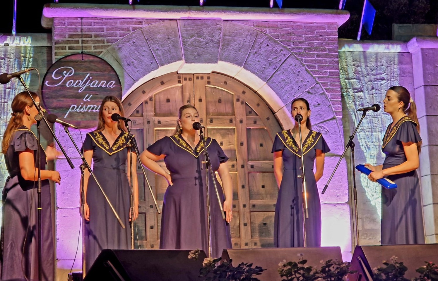 Emocije i tradicija: Klape iz cijele Hrvatske zasjale u Povljani