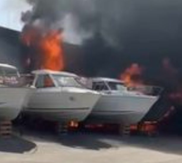 Požar u suhoj marini u Biogradu; Oštećeno nekoliko plovila, nema ozlijeđenih