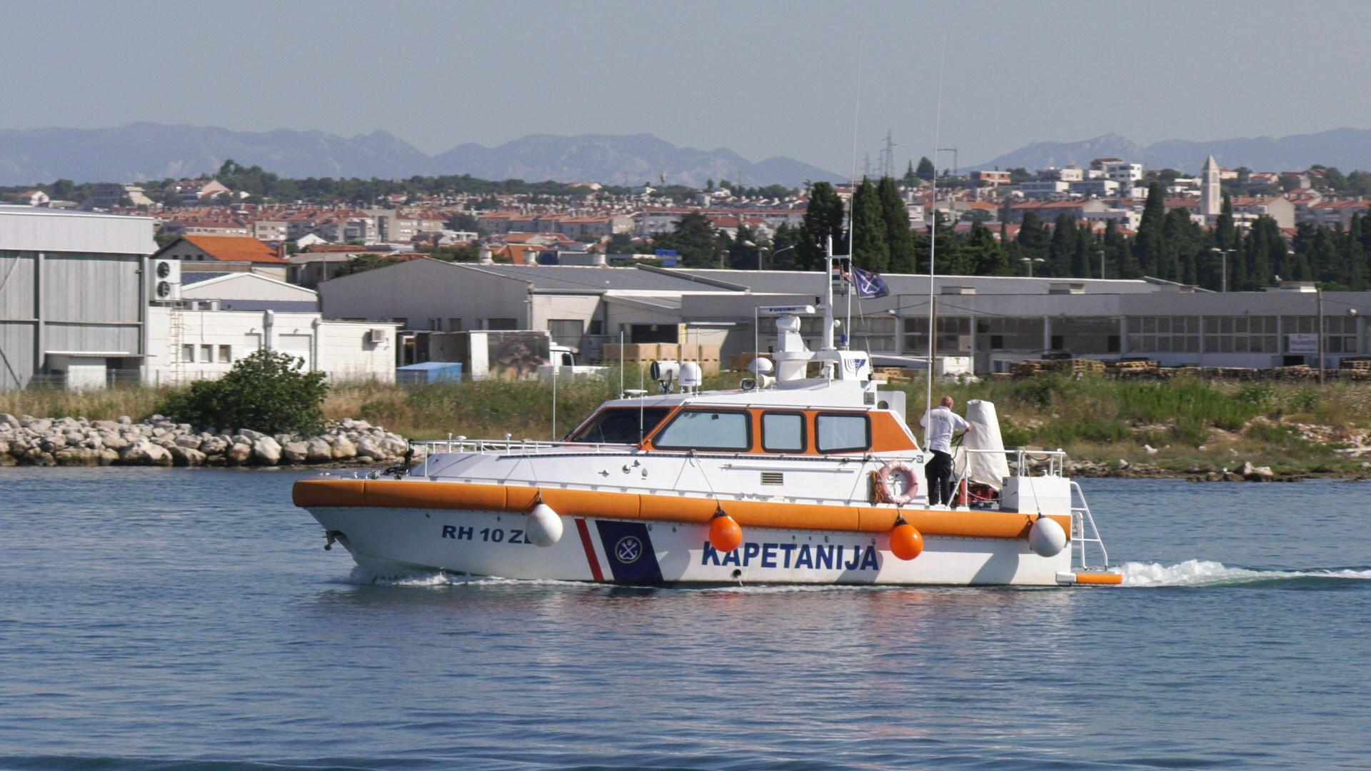 Oluja poharala zadarski akvatorij: Jahta nasukana na otočiću Brguljski, kod Ošljaka brodica, na Istu jedrilica, prevrnuo se gumenjak s dvije osobe