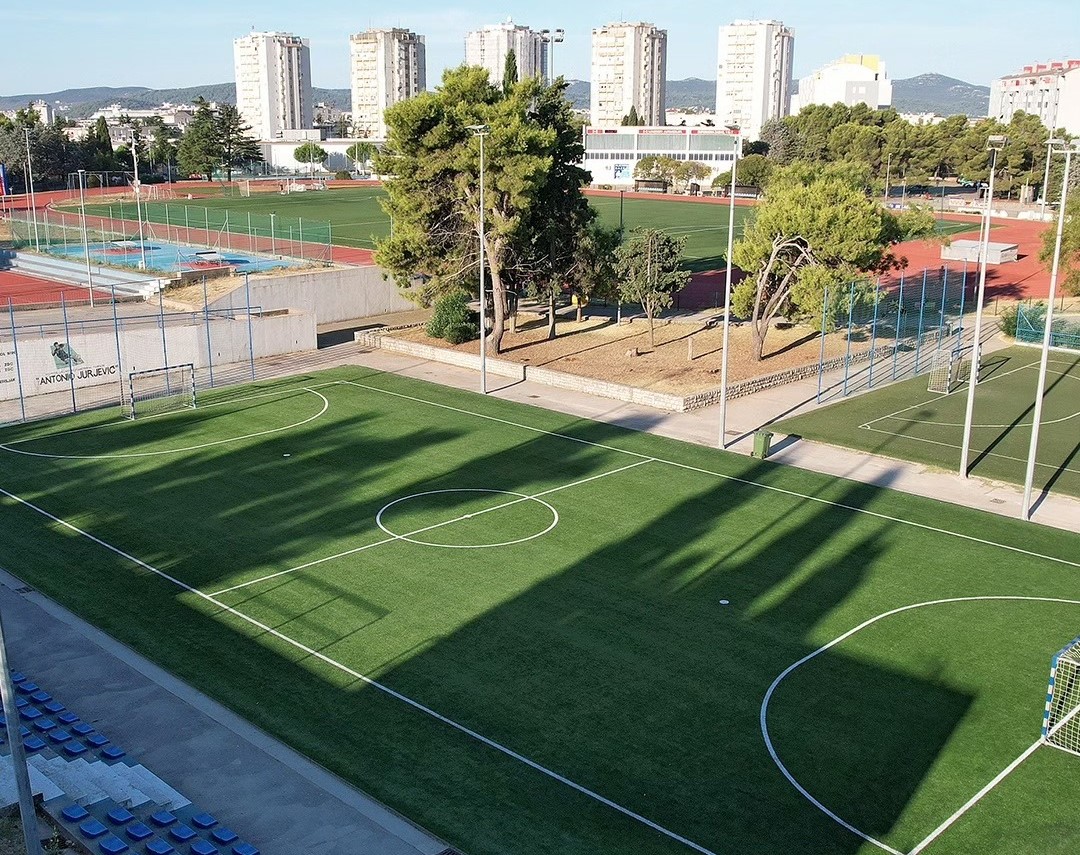 Uoči početka Memorijalnog humanitarnog turnira Antonio Jurjević obnovljen travnjak na malonoogometnom terenu