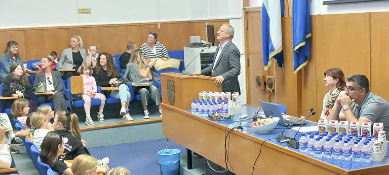 Učenici pitali gradonačelnika Dukića o životu prije nego je postao gradonačelnik, zanimalo ih kakvi su mu bili afiniteti i želje u djetinjstvu i ranoj mladosti