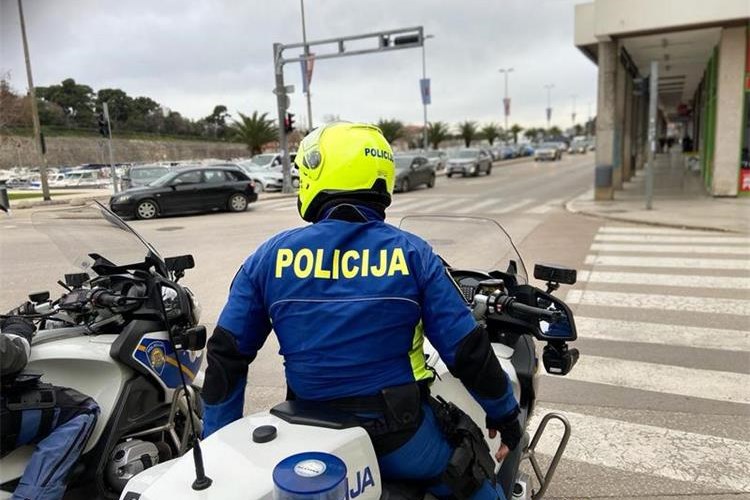 Bez vozačke i s 2,01 promila alkohola u krvi 22-godišnjak na motociklu zabio se u vozilo iz suprotnog smjera; Uhićen pa otpremljen na triježnjenje