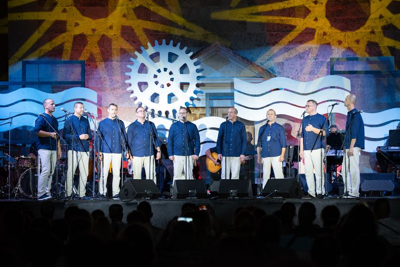 Emocije i harmonije uz klapu Kontrada na Trgu Petra Zoranića