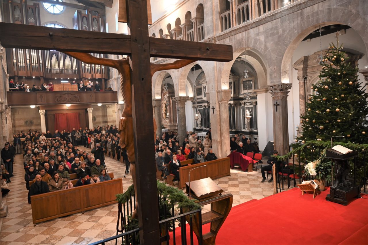 Mons. Zgrablić: Božić je poziv na ljubav, vjeru i zajedništvo s Bogom