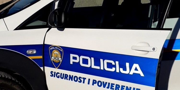 26. godišnji Marokanac kraj Gračaca bježao policiji s vozilom punim stranih migranata