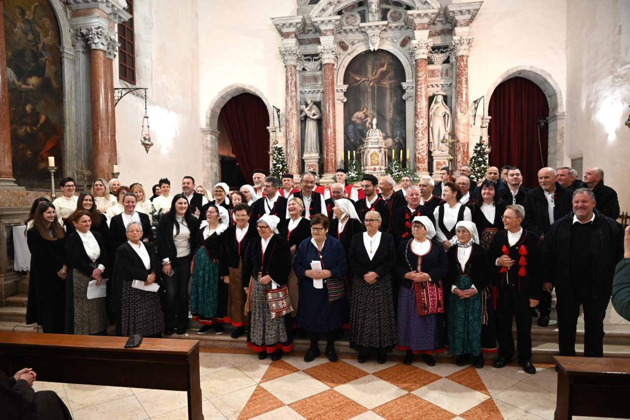 Tradicionalni klapski koncert božićnih pjesama ispunio crkvu sv. Frane