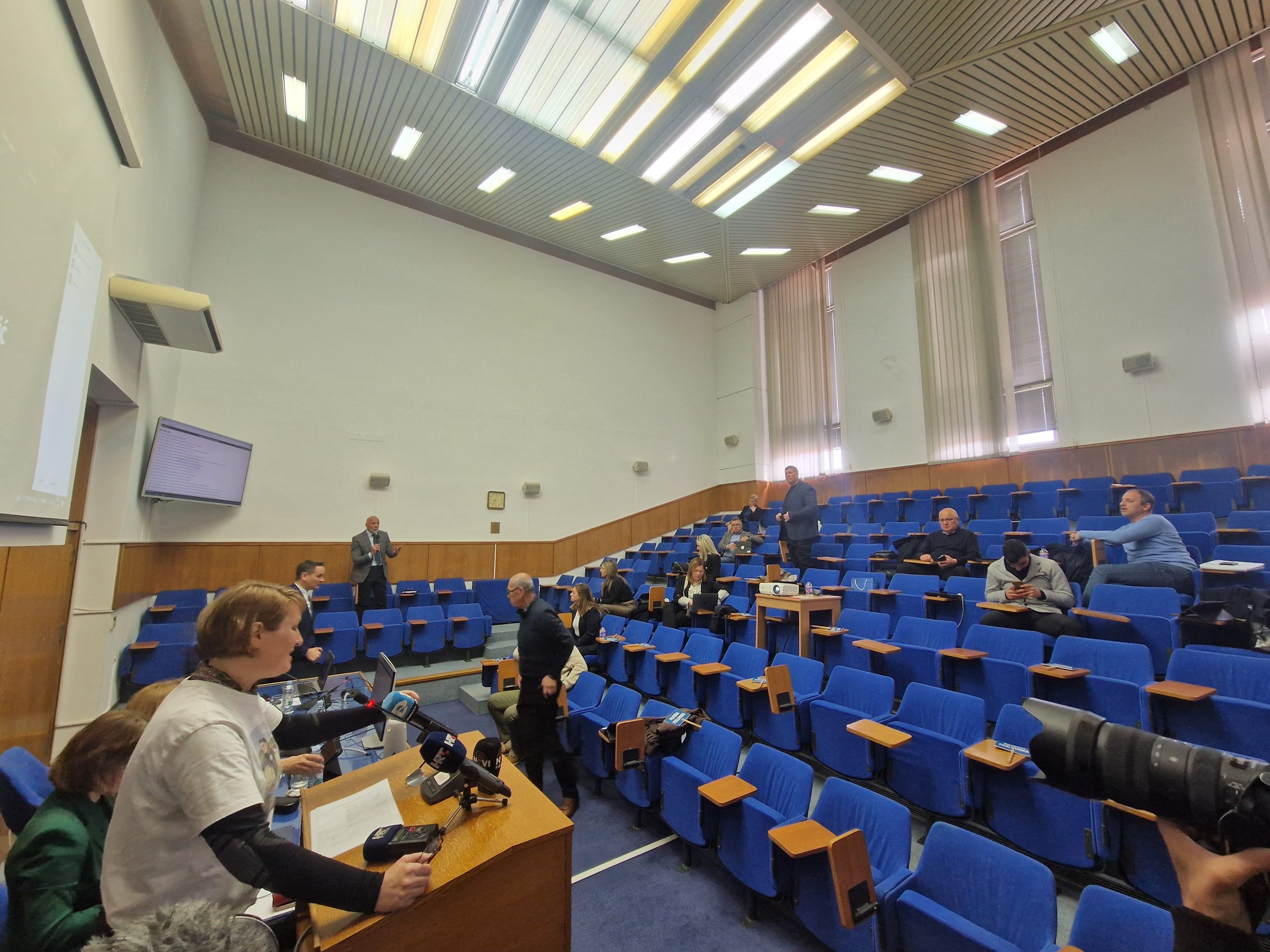 Kaos u Gradskom vijeću: Botić odbila napustiti govornicu, Vučetić prekinuo sjednicu na neodređeno vrijeme