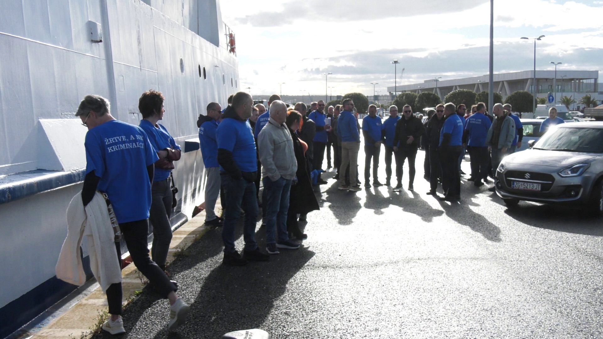 Prosvjed podrške pomorcima trajekta "Lastovo" u Gaženici: 'Žrtve, a ne kriminalci'